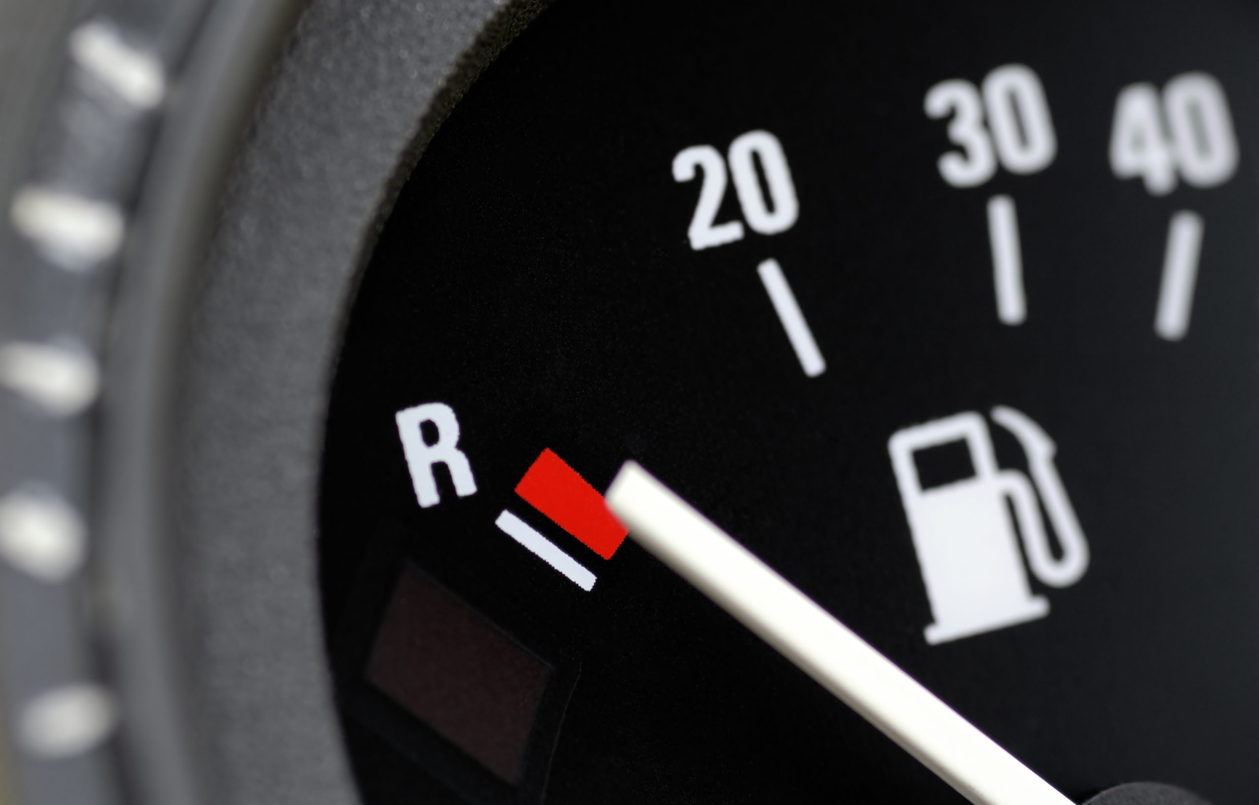 Conducir con el depósito en reserva de combustible y sus problemas