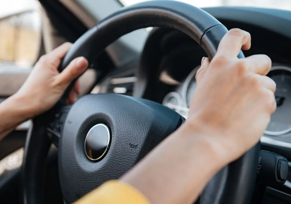 motivos por los que vibra el volante del coche