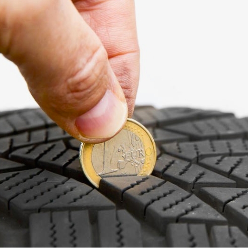Prueba de la moneda para comprobar el desgaste de las ruedas